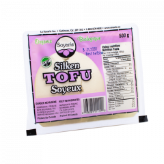Tofu bio soyeux dans l'eau